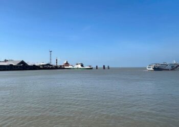 PERKHIDMATAN feri ke Pulau Langkawi mula dikurangkan kepada tiga trip sehari di Kuala Perlis semalam. – UTUSAN/ASYRAF MUHAMMAD