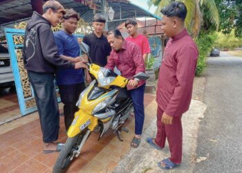 ZAINOL Ramli (tengah) bersama lima bekas pelajarnya di SMK Naka yang menghadiahkan motosikal sempena persaraanya di Kuala Nerang, Padang Terap, Kedah.