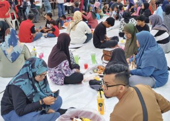 Para pengunjung Karnival Mahabbah Ramadan Syawal di Bertam Square, Kepala Batas, Pulau Pinang berbuka puasa dengan menikmati juadah gulai daging kawah dalam talam secara beramai-ramai, semalam.