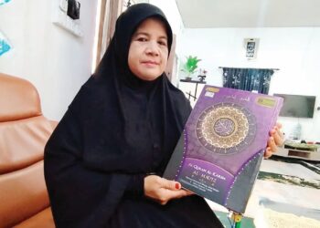 RUSLINAN Abd. Razak menunjukkan al-Quran milik Muhammad Adib Hazim Halim di Kampung Pasir Badak, Hulu Besut, Besut, Terengganu. 
– UTUSAN/WAN ZURATIKAH IFFAH WAN ZULKIFLI