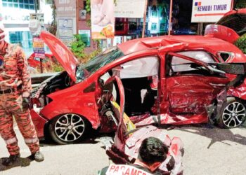 KEADAAN kereta mangsa selepas terlibat dalam kemalangan di Jalan Machang-Tanah Merah, berhampiran Bandar Baru Tanah Merah, Kelantan semalam. – UTUSAN/ROHANA ISMAIL