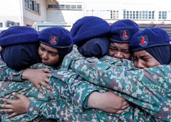 PARA pelatih berpelukan apabila  terpaksa berpisah dalam Majlis Perbarisan Tamat Latihan Pelatih Program Latihan Khidmat Negara (PLKN) 3.0 Siri Satu Tahun 2026 di Kem Askar Wataniah 515,  Kuala Lumpur semalam. - UTUSAN/ SHIDDIEQIIN ZON