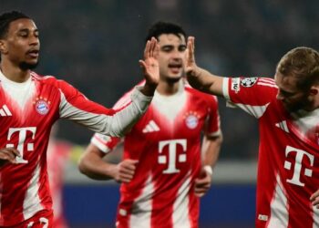 Pemain tengah Bayern Munich, Michael Olise meraikan jaringan gol dengan rakan sepasukan dalam aksi Liga Juara-Juara di Stadium Gewiss,  Bergamo, semalam- AFP
