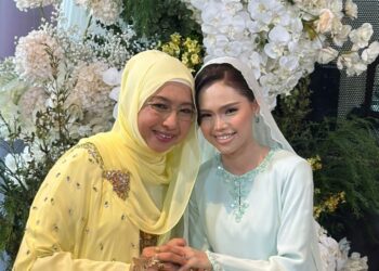 SHARIFAH Mahani Syed Abdul Aziz (kiri) bersama Bella Astillah selepas menyarung cincin pertunangan dalam sebuah majlis berlangsung di ibu negara, semalam.