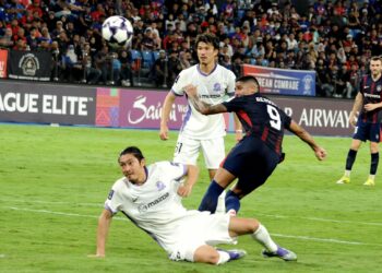PENYERANG JDT, Bergson melakukan rembatan ke gawang Sanfrecce Hiroshima pada aksi pertama pusingan 16 Liga Juara-Juara Asia Elite di Stadium Sultan Ibrahim, malam tadi.-UTUSAN/RAJA JAAFAR ALI