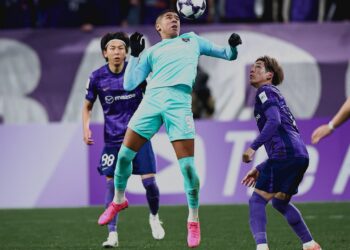 PENYERANG JDT,  Bergson cuba mengawal bola sambil diasak dua pertahanan  Sanfrecce Hiroshima pada aksi kedua pusingan 16 terbaik ACLE di  Stadium Bolasepak Hiroshima, Jepun.-IHSAN Johor Southern Tigers