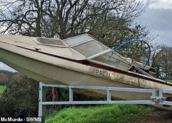 SEBUAH bot laju dibuang di lorong kampung Sharnbrook, Britain. - Foto Doug McMurdo/SWNS