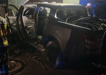 KENDERAAN pacuan empat roda dinaiki suspek curi kabel terbabas merempuh sebuah rumah di Kampung Parit Panjang, Baling, Kedah.