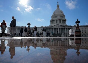 GAMBAR fail menunjukkan pengunjung melawat bangunan bangunan Capitol Amerika Syarikat di Washington, DC .- AFP