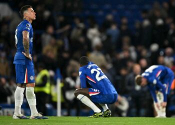 PEMAIN-Pemain Chelsea menunjukkan riak kecewa selepas tewas kepada Newcastle United dalam aksi Liga Perdana Inggeris di Stamford Bridge, awal pagi tadi.-AFP
