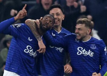 Penyerang Everton, Beto (kiri) meraikan jaringan gol menentang Chelsea dengan rakan sepasukan di Stadium Hill Dickinson, Liverpool, hari ini. - AFP