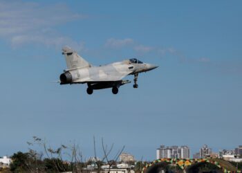 SEBUAH jet pejuang Mirage 2000 tentera udara Taiwan berlepas di Pangkalan Udara Hsinchu di Hsinchu pada 29 Disember 2025.- AFP