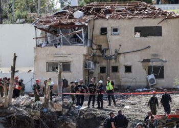 SERANGAN projektil yang merosakkan sebuah rumah di Eshtaol, berhampiran Beit Shemesh di tengah Israel kelmarin. - AFP