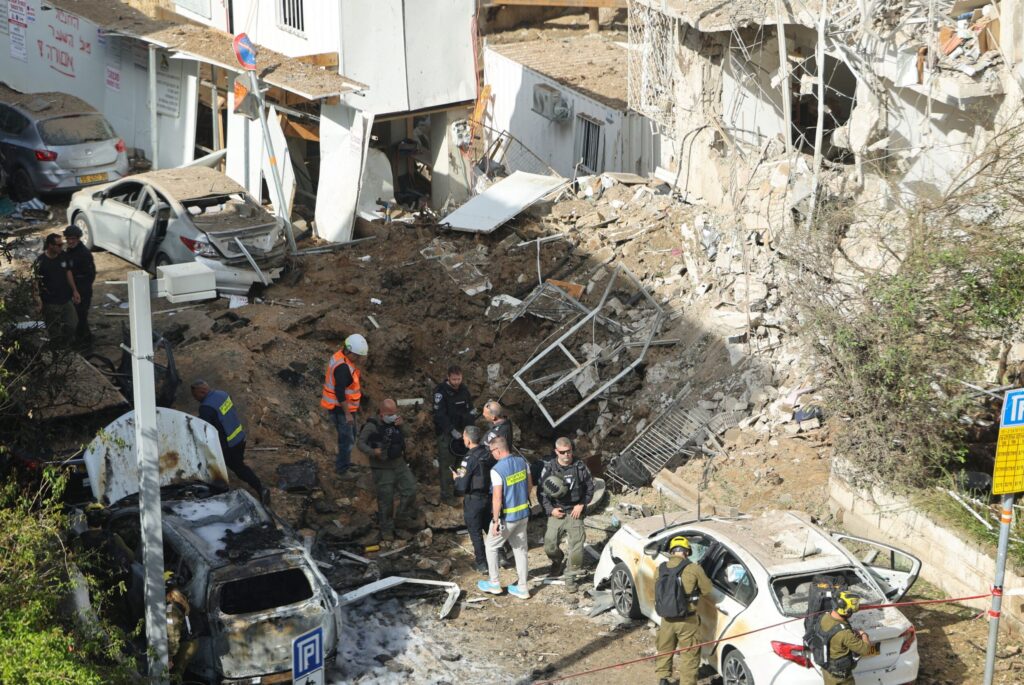 Serangan makin sengit dalam bulan kedua perang Iran