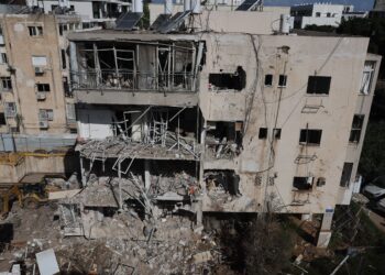 Gambar itu menunjukkan sebuah bangunan yang rosak akibat serangan peluru berpandu Iran di Tel Aviv semalam.