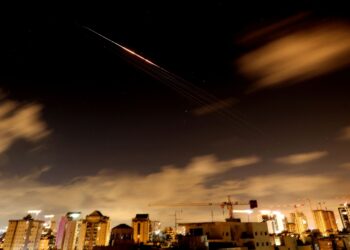 JEJAK roket dalam perang Iran yang masih berterusan di langit Netanya semalam. - AFP