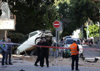 SEBUAH lokasi yang menjadi tempat sasaran serangan peluru berpandu Iran di Tel Aviv. - AFP