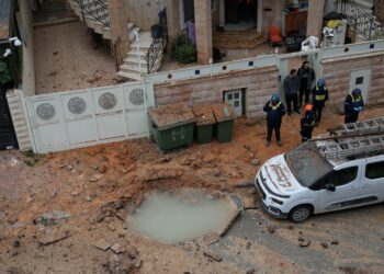 KEMUSNAHAN akibat projektil Iran di Kfar Qassem, Israel semalam. - AFP