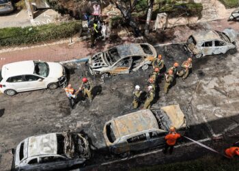 Pasukan penyelamat menilai kerosakan selepas satu serangan Iran di Petah Tikva, Israel semalam. - AFP