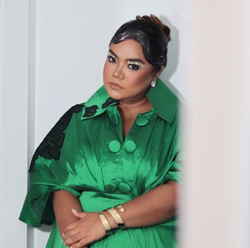 Dina Nazir cuba-cuba, belum berhijab sepenuhnya