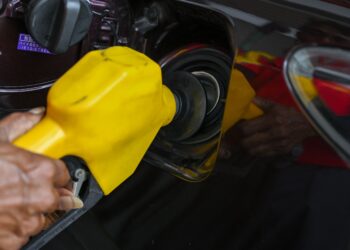 HARGA minyak petrol dan diesel meningkat di Singapura akibat perang Iran. - AFP