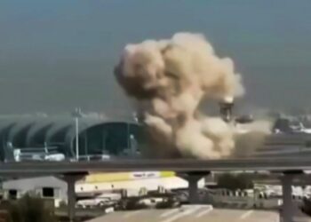 Rakaman video ini yang dimuat naik di media sosial pada 7 Mac lalu memaparkan asap menjulang di Lapangan Terbang Antarabangsa Dubai. - Foto AFP