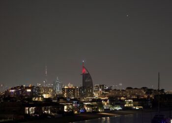 SEBUAH peluru berpandu (atas kanan) melintasi langit di  Dubai semalam. - AGENSI