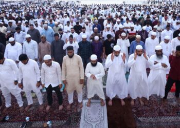 SOLAT sunat Aidilfitri tidak dibenarkan di kawasan terbuka di UAE demi keselamatan. - AFP