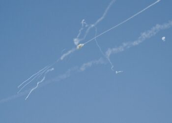 LETUPAN akibat satu projektil Iran dipintas di ruang udara Dubai, 1 Mac lalu. - AFP