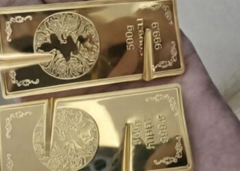 SEBUAH keluarga terpaksa selongkar sampah untuk mencari jongkong emas dan barang kemas. - Foto Sohu