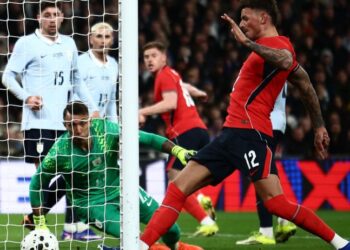 Pemain pertahanan England, Ben White (kanan) menolak bola masuk ke gawang Uruguay dalam aksi persahabatan antarabangsa di Stadium Wembley, London, semalam. - AFP