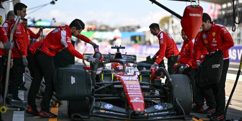 Ferrari cabar dominasi Mercedes