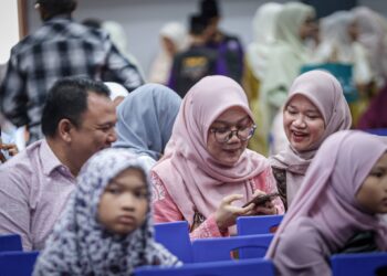 FADHLINA Sideksewaktu menyaksikan keputusan Sijil Pelajaran Malaysia (SPM) 2025 anaknya, Maryam. - Facebook Fadhlina Sidek
