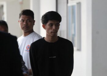 SYED Zamri Syed Zainuddin (kanan) semasa menghadiri prosiding perbicaraan di Mahkamah Majistret Kota Bharu, Kelantan. - UTUSAN/KAMARUL BISMI KAMARUZAMAN