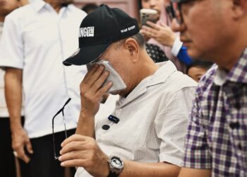 WAN Rosdy Wan Ismail mengesat air mata selepas tidak dapat menahan sebak ketika menyantuni Ruby Adalia Balqis Mohd. Alawi dan Ahmad Balia Marqam yang kehilangan lima ahli keluarga dalam tragedi kebakaran menyayat hati di Kampung Pamah Kulat, Dong di Raub, Pahang.