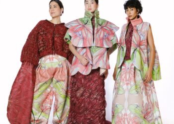 KOLEKSI Aina Munawwarah terletak pada penggunaan cetakan eksklusif daripada lukisan manual menggunakan cat air.