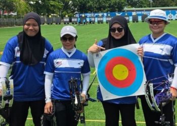 Fatin Nurfatehah Mat Salleh, Ong Sui Kim dan Aina Syazwana Abdul Muhaimin meraih pingat gangsa selepas menewaskan Thailand dalam kejohanan Piala Asia Memanah 2026 di Bangkok, kelmarin. - IHSAN MSN