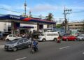 BEBERAPA buah kenderaan beratur di sebuah stesen petrol di tengah-tengah kenaikan harga di Manila awal bulan ini. - AFP