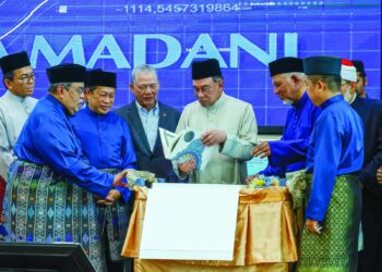 ANWAR Ibrahim melihat Mushaf Malaysia Madani pada Majlis Pelancaran Mushaf Malaysia Madani
di Kompleks Darul Nasyrul Quran, Putrajaya semalam. – UTUSAN/FAISOL MUSTAFA