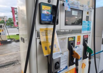 GAMBAR tular menunjukkan sebuah stesen minyak di sekitar Johor Bahru menaikkan papan tanda memaklumkan bekalan bahan api diesel di stesen minyak berkenaan telah habis.
