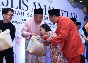 Rahim Md Junoh menyampaikan sumbangan barangan keperluan kepada pelajar kurang upaya sempena Majlis Amal Iftar di PICC, Putrajaya.