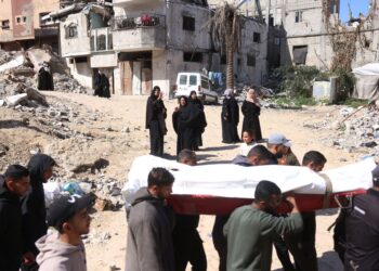 JENAZAH mangsa yang terbunuh dalam serangan tentera Israel, semasa upacara di Khan Younis, selatan Gaza, Jumaat lalu. - AFP