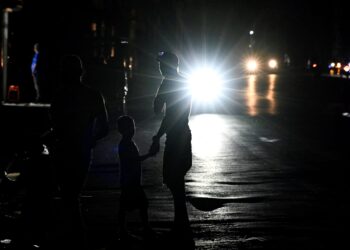 BEKALAN elektrik terputus di hampir keseluruhan Cuba. - AFP