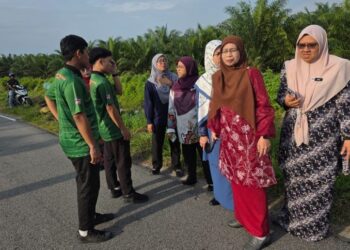 GURU dan rakan Adham Faisal di lokasi pelajar kolej vokasional itu terkena sabit di Teluk Intan semalam.