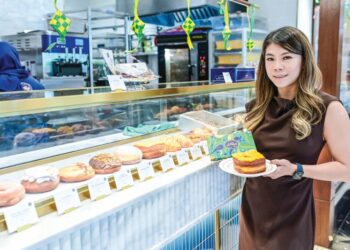 KEYLEE Low menunjukkan produk makanan yang disediakan di Dotty’s Pastries & Coffee KLCC. – UTUSAN/SYAKIR RADIN
