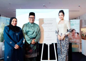 AZRIN Mohd Noor (tengah) bersama Zahirah Macwilson (kanan) bergambar selepas menandatangani perjanjian kerjasama di Majlis Majlis Iftar Penghargaan Media Sedania, semalam.