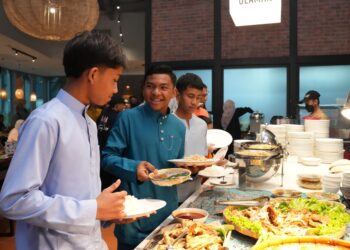 HAKIM Danish (tengah) bersama pelumba muda negara Qabil Irfan Azlan (kiri) dan Qayyim Razin Razali pada Majlis Berbuka Puasa Rakan-Rakan MKA di Banglow 289 IOI City Mall.-IHSAN RCB