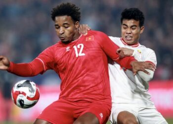 Pemain naturalisasi Vietnam, Son Nguyen (kiri) beraksi menentang Myanmar dalam satu kejohanan peringkat ASEAN. - AFP