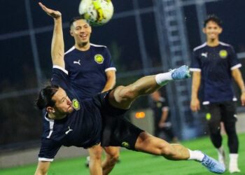 Pemain skuad Harimau Malaya, Daniel Ting cuba melakukan sepakan gunting dalam latihan di Bangkok, semalam. Malaysia akan menentang Vietnam dalam aksi terakhir Kelayakan Piala Asia 2027 pada Selasa ini. - IHSAN FAM