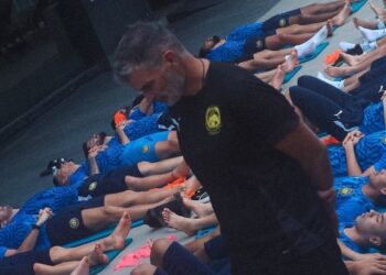 Pemain skuad Harimau Malaya menjalani sesi terapi minda selepas selesai menjalani latihan persiapan menentang Vietnam di Bangkok, Thailand, semalam. - IHSAN FAM